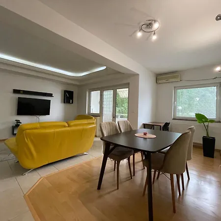 Jurukov Park Apartment